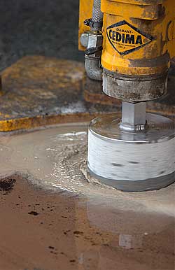 Odwiert w miejscu gdzi georadar wskazał pęknięcie